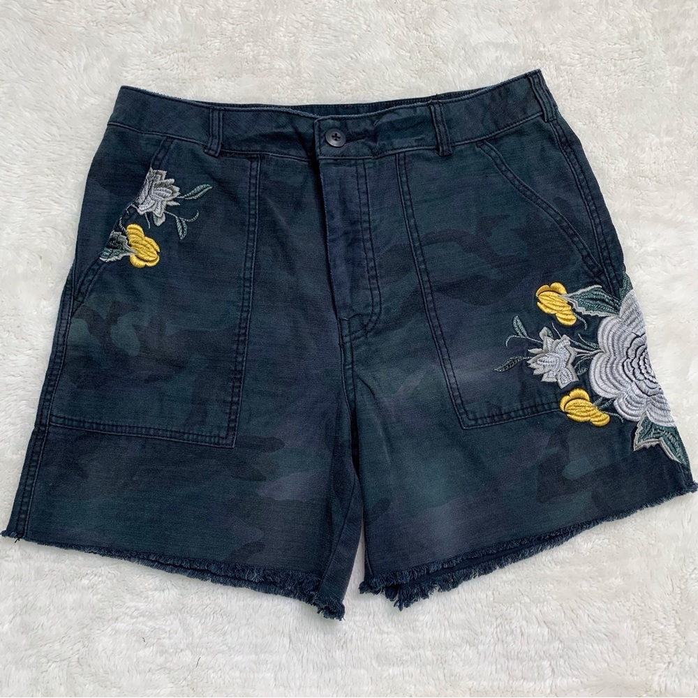 Free People Women's Black Camo Denim Shorts Embroidered Flowers Raw Hem Size 8
